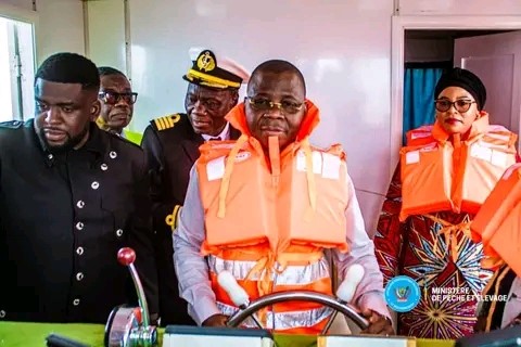 Le ministre Jean-Pierre Tshimanga Buana inspecte huit nouveaux bateaux de pêche à Boma