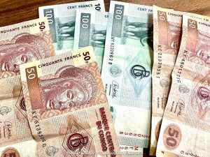 Kinshasa : légère remontée du franc congolais face au dollar